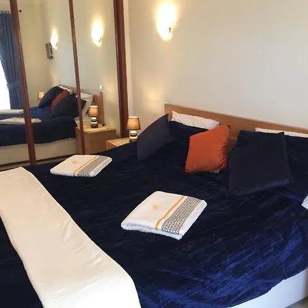 Bed and Breakfast Private Bedroom, Shower Room And Balcony, In Apartment Shared With Hosts At Vila Marachique Alvor