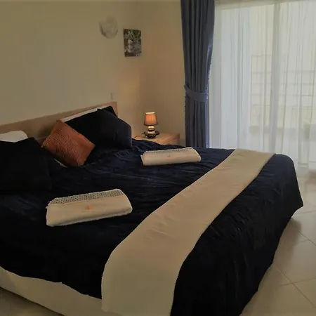 Bed and Breakfast Private Bedroom, Shower Room And Balcony, In Apartment Shared With Hosts At Vila Marachique Alvor